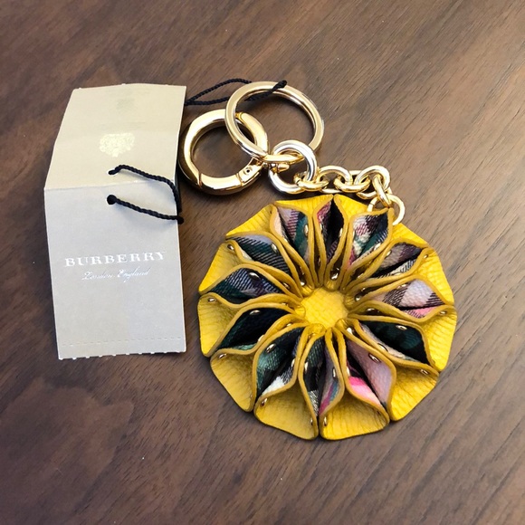 Burberry Flower Keychain - Picture 1 of 8